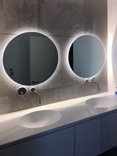 Mirror Illusion 
